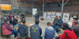 Photo d'une réunion en ferme du projet ACSA 2