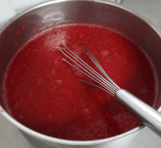 photo d'un récipient contenant un mix de sorbet et un fouet