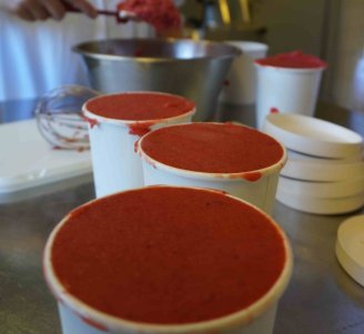 photo de sorbets à la fraise en pots